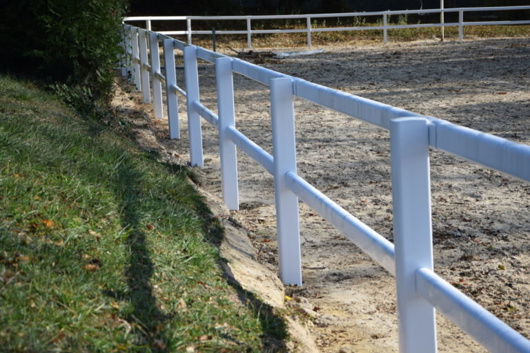 Lice PVC Jumping - barrière équestre PVC - clôture équestre PVC